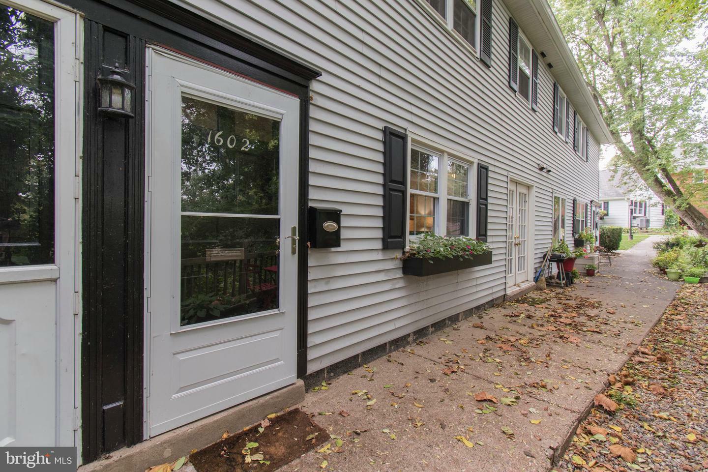 Property Photo: 1602 Yardley Commons PA 19067