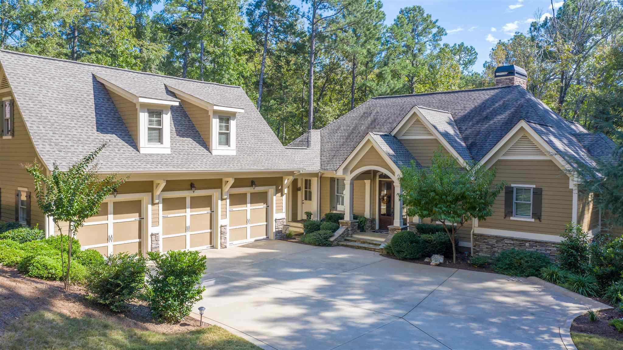 Property Photo: 1010 Jones Bluff Court GA 30642