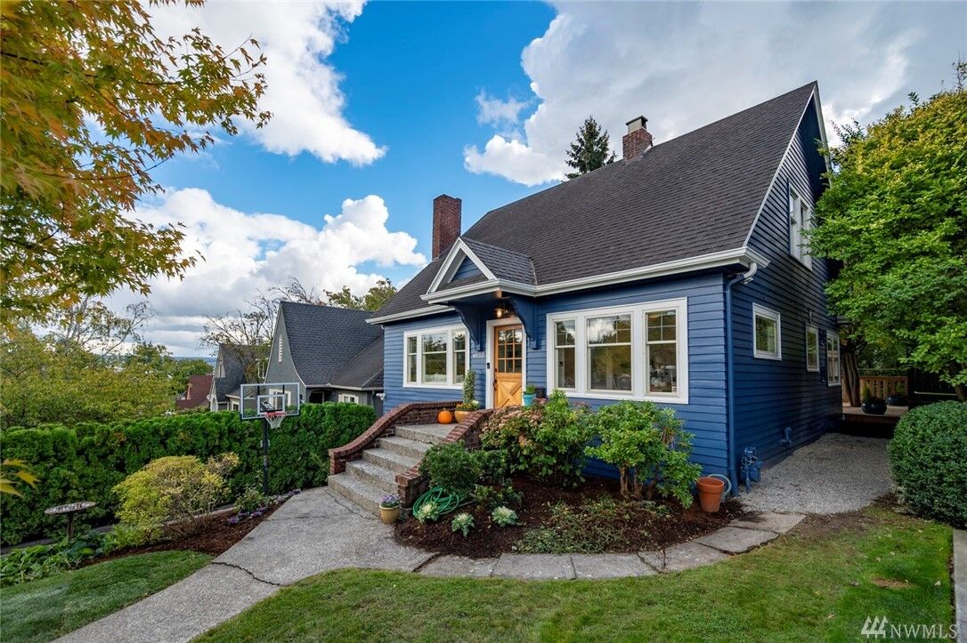 Property Photo: 4833 NE 41st St WA 98105