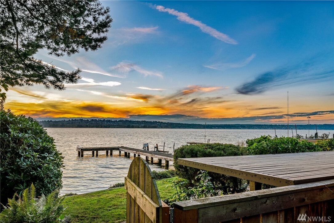 Property Photo:  307 Lake Ave W  WA 98033 