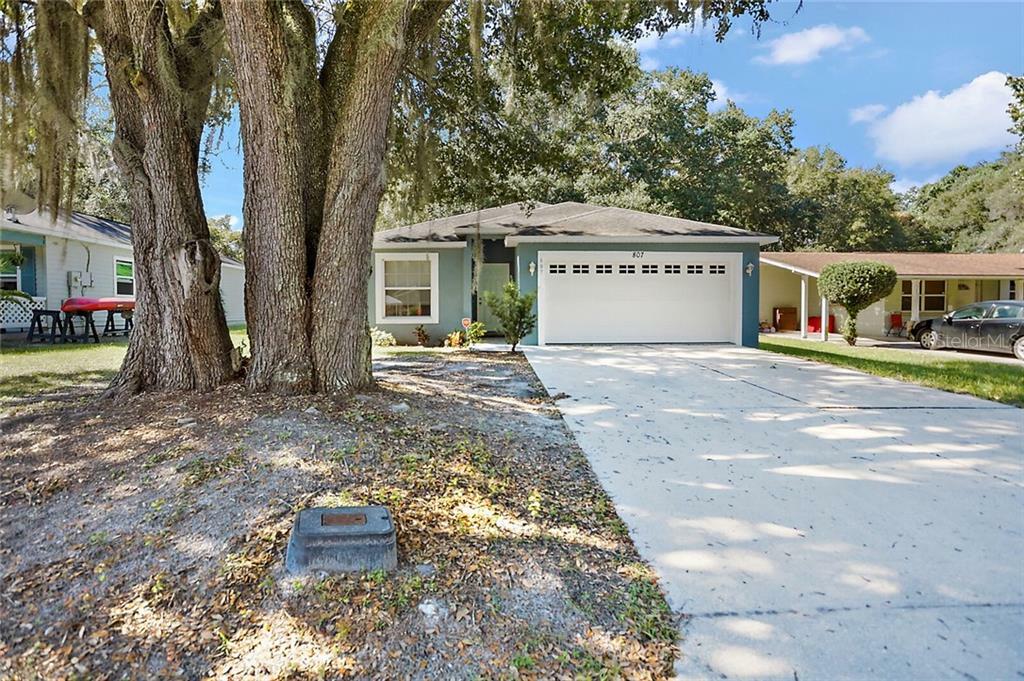 Property Photo:  807 Georgia Avenue  FL 34748 