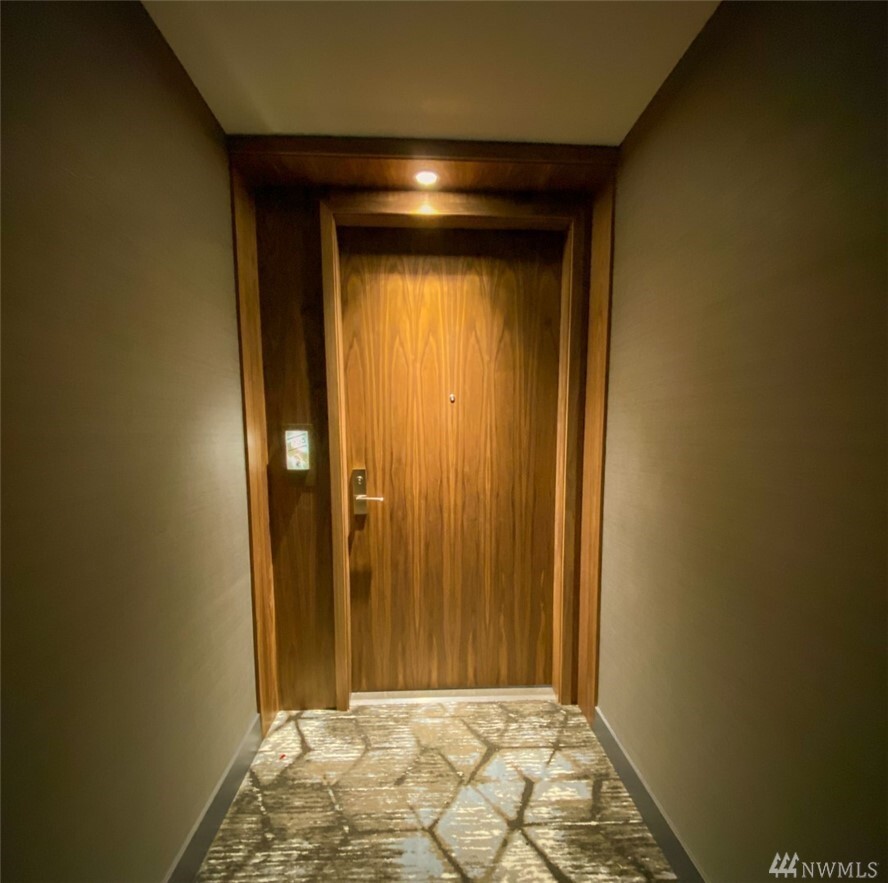 Property Photo: 188 Bellevue Wy NE 1705 WA 98004