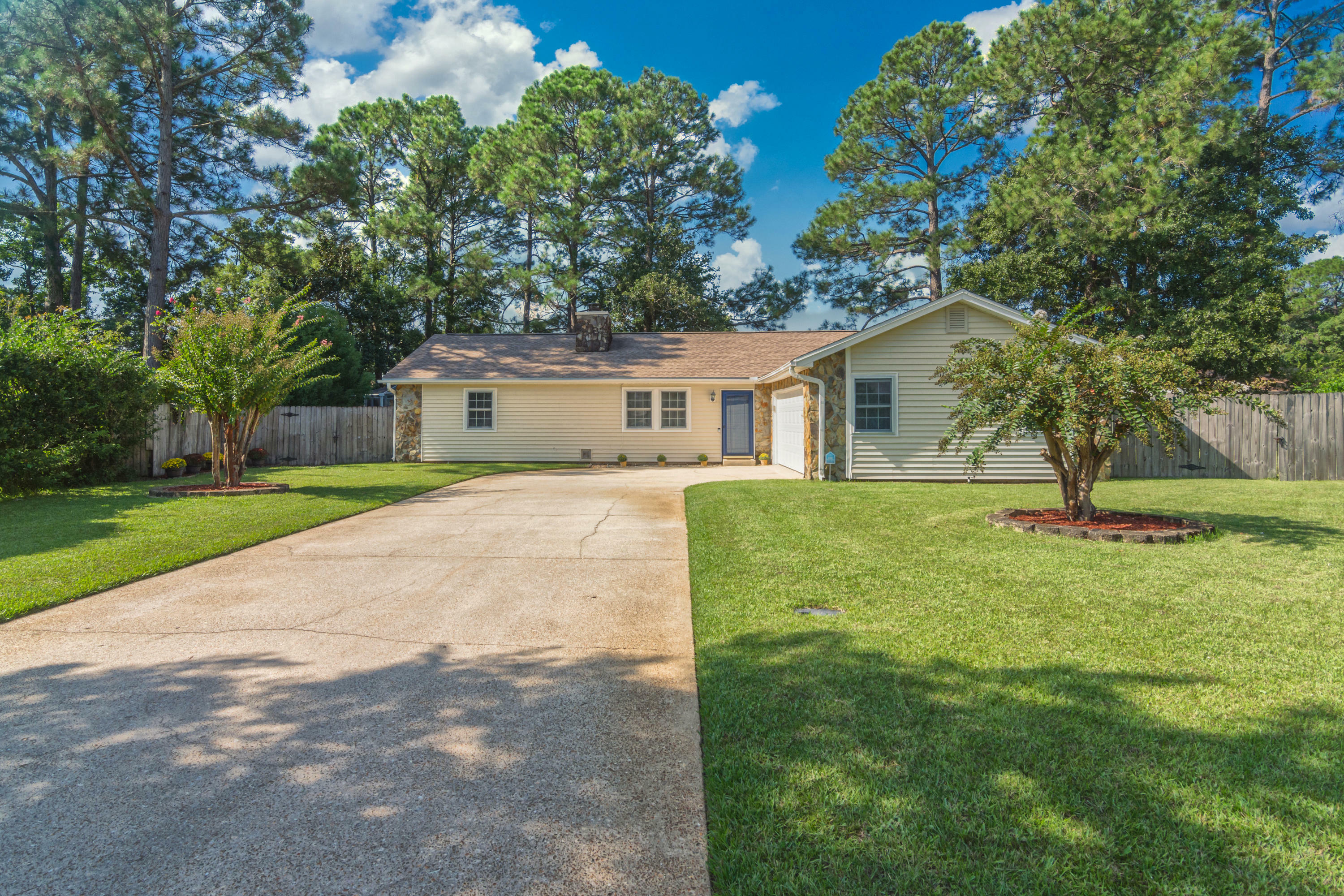 Property Photo:  813 Loblolly Court  FL 32548 