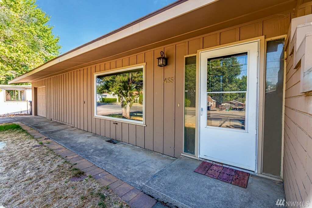 Property Photo:  455 S Wilbur Ave  WA 99362 