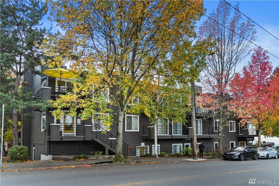 Property Photo: 115 W Galer St 308 WA 98119