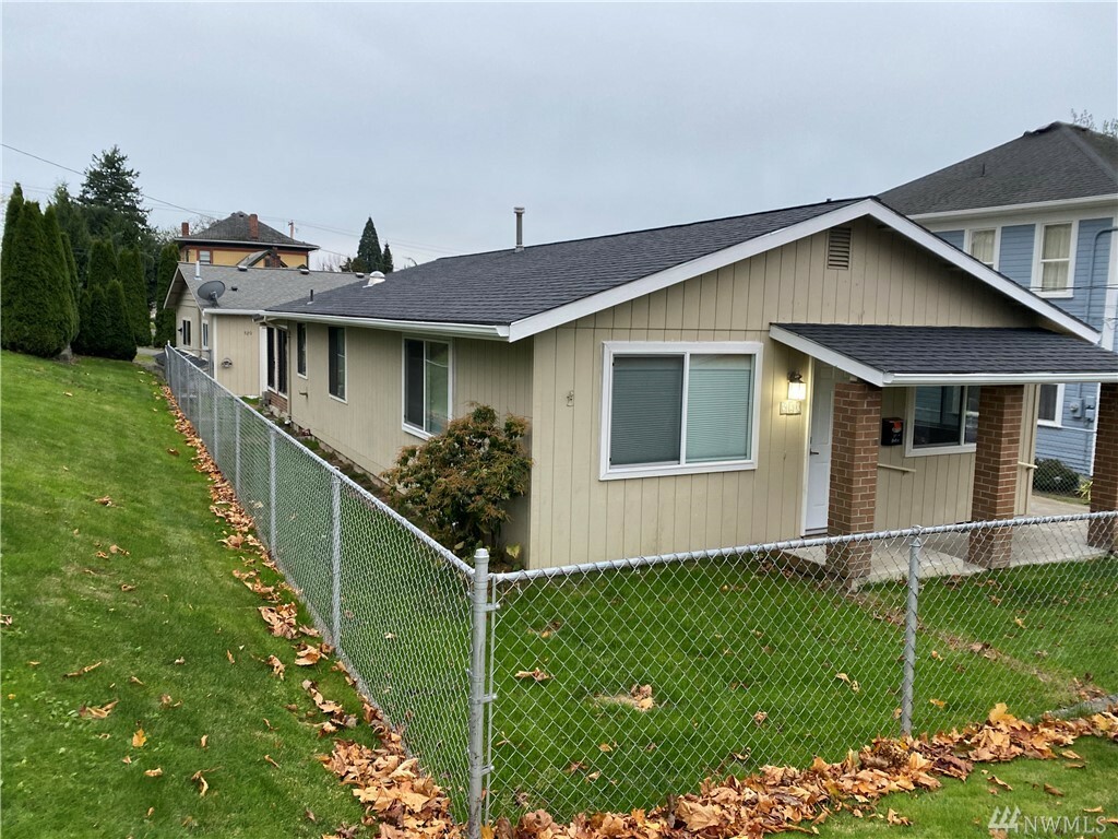 Property Photo: 520 E Highland Ave WA 98273