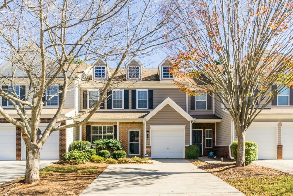 Property Photo: 410 Weatherstone Pl GA 30004