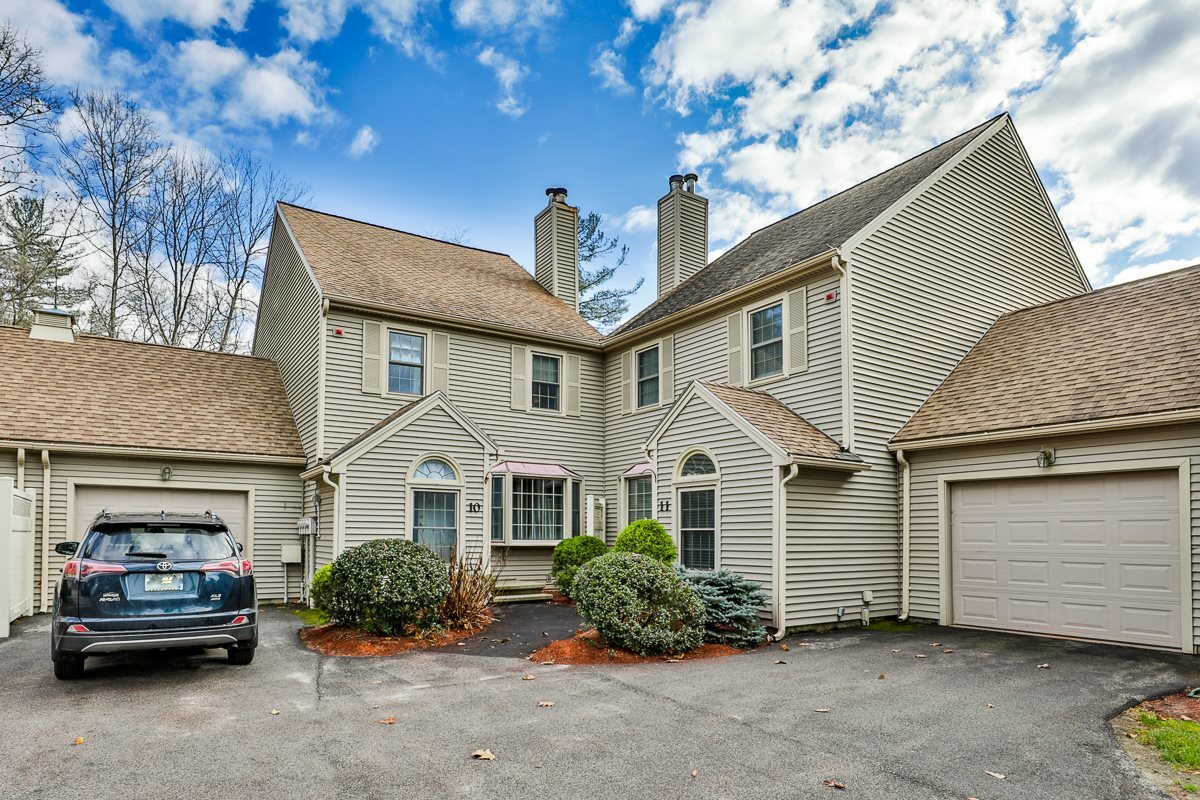 Property Photo:  10 Braemar Road  NH 03087 
