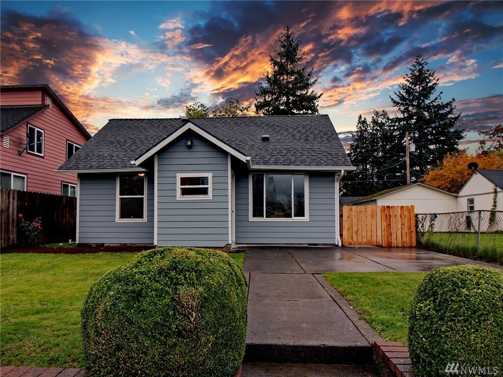 Property Photo:  316 15th Ave  WA 98632 