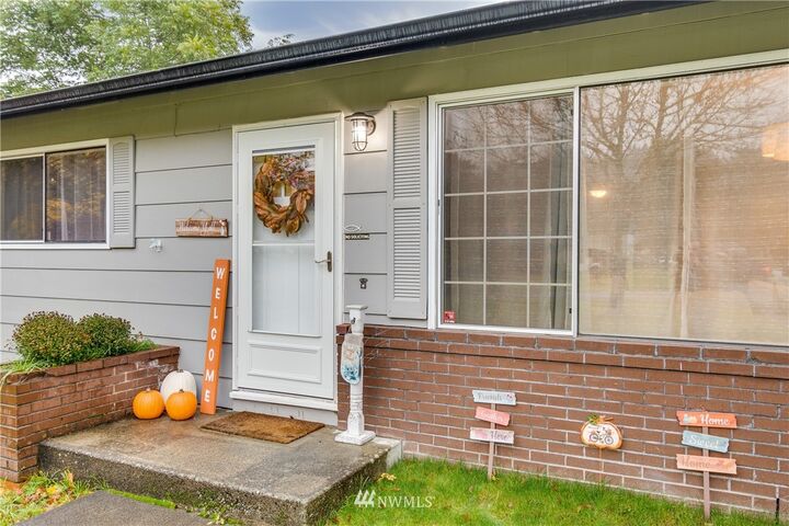 Property Photo:  204 Ventura  WA 98626 