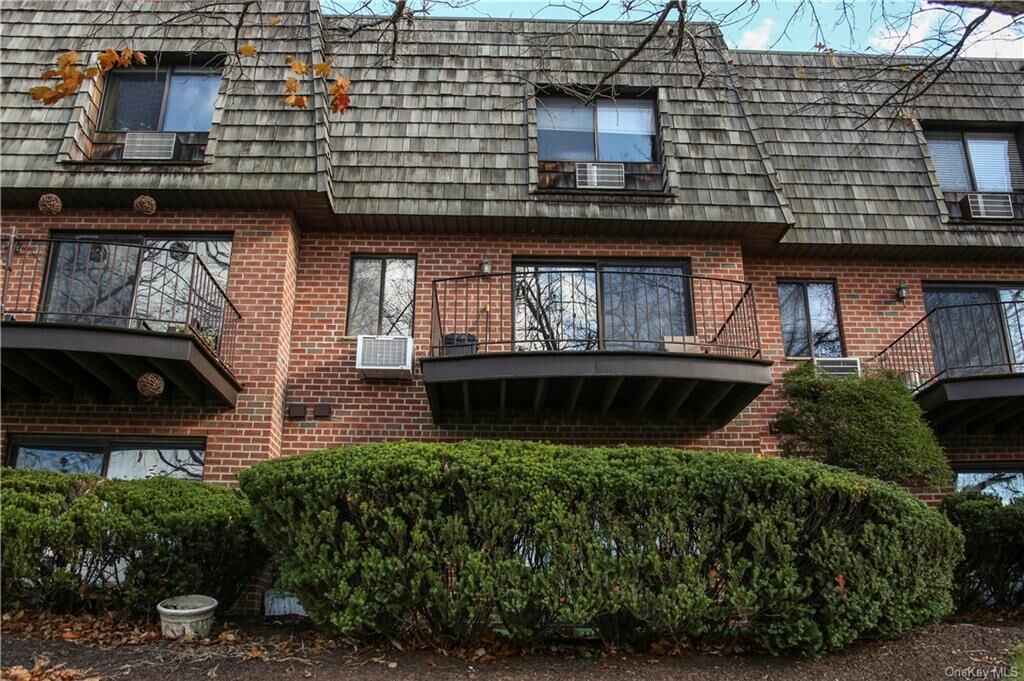 Property Photo:  28 Briarcliff Drive S  NY 10562 