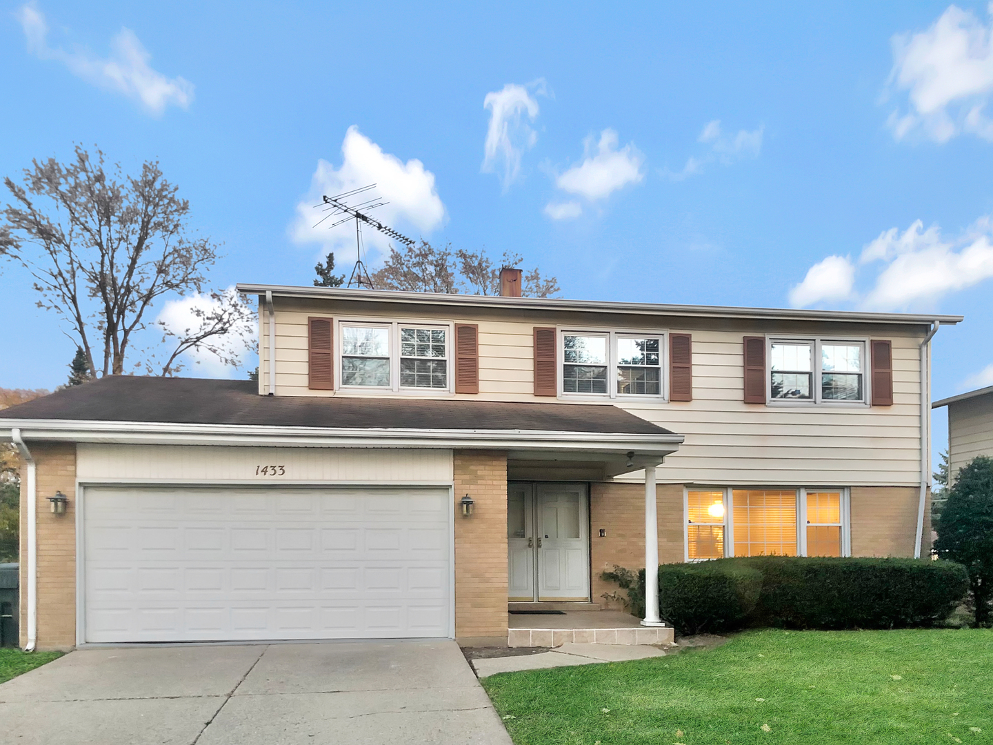 Property Photo: 1433 South Birch Drive IL 60056
