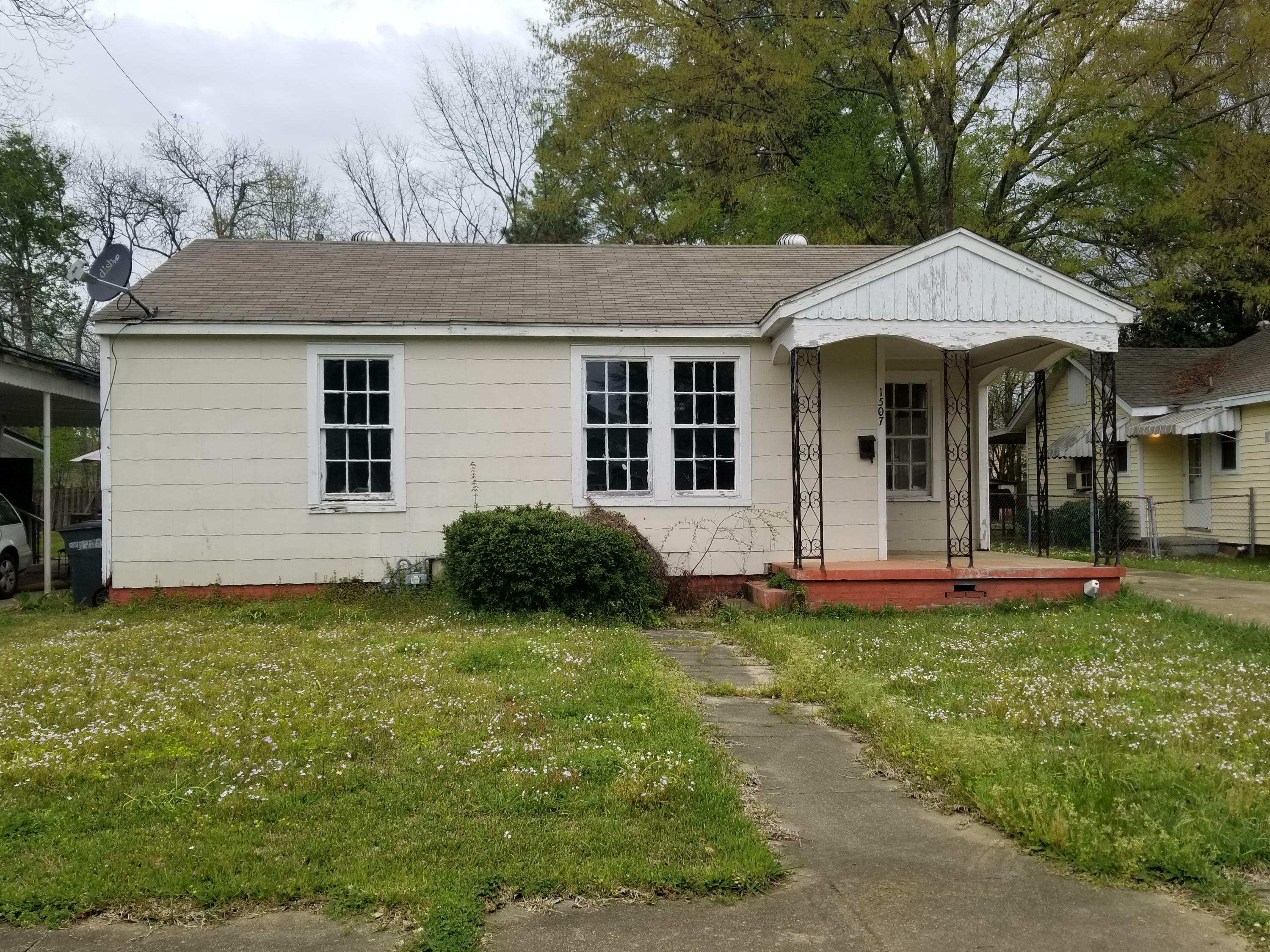 Property Photo:  1507 12th Ave N  MS 39701 