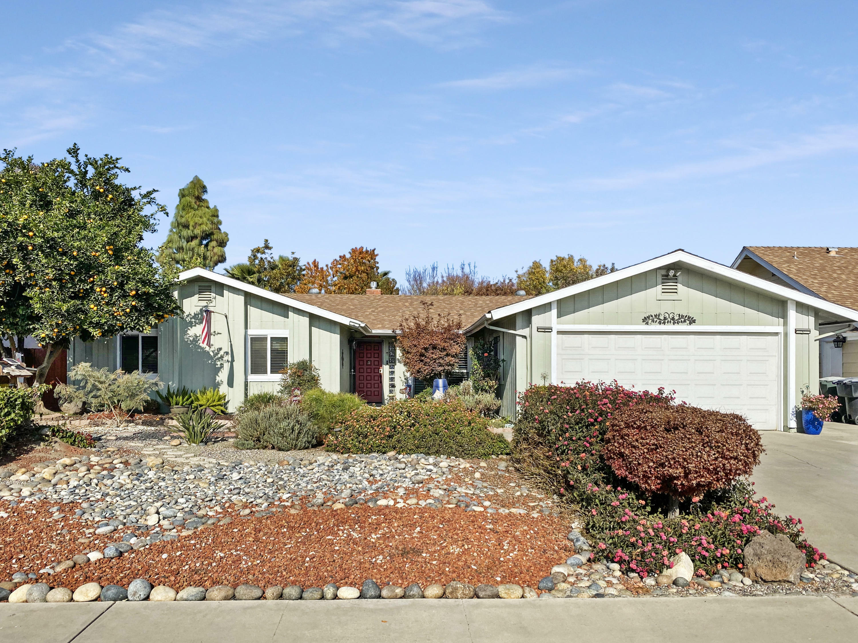 Property Photo:  2028 E Princeton Court  CA 93292 