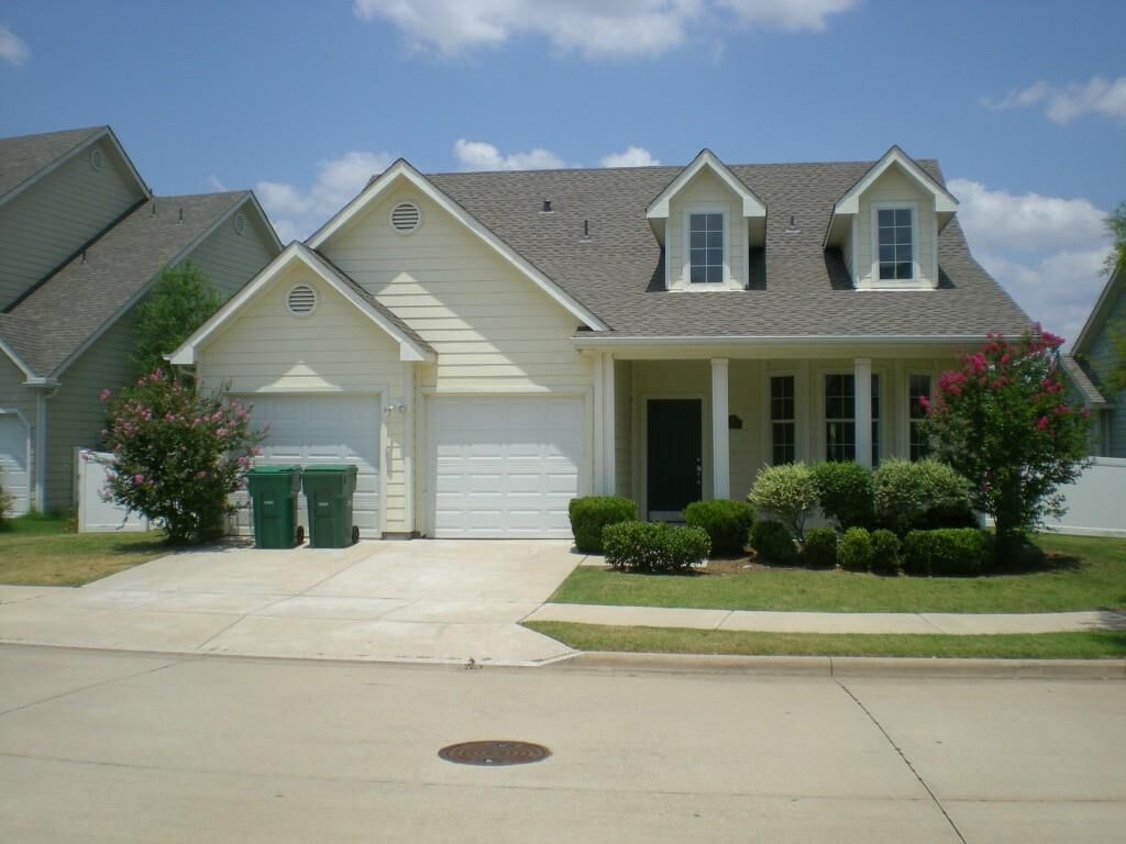 Property Photo: 1213 Oakcrest Drive TX 76227