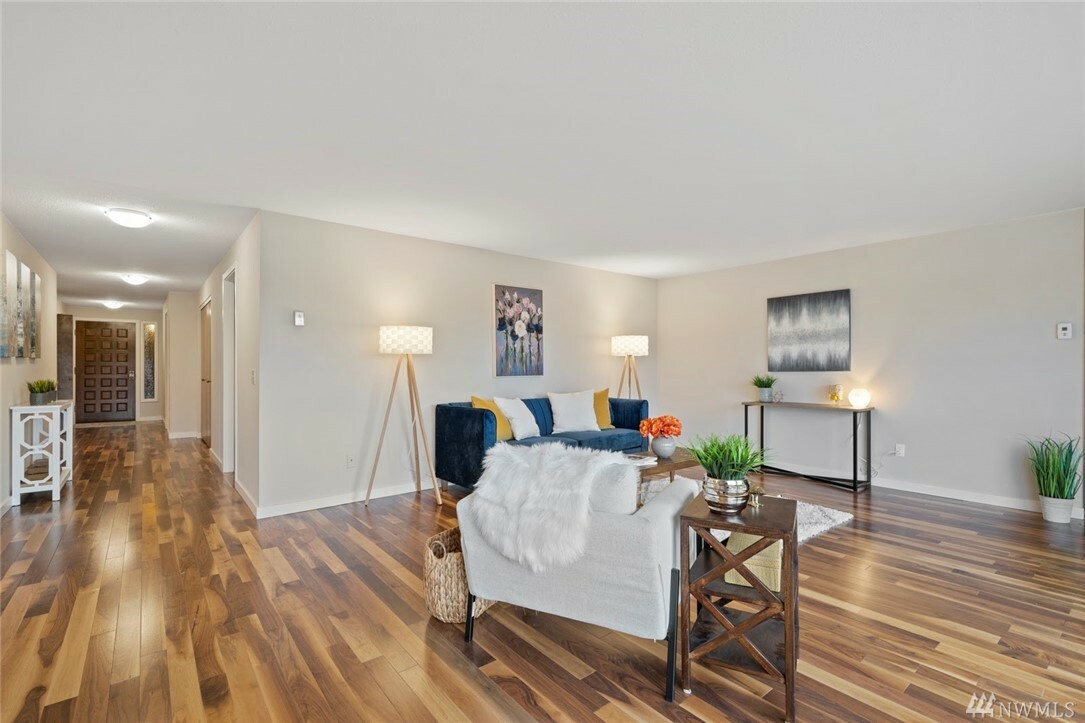 Property Photo: 1005 5th Ave S 102B WA 98020