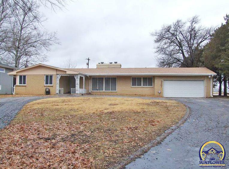 Property Photo:  3301 SW Arnold Ave  KS 66614 