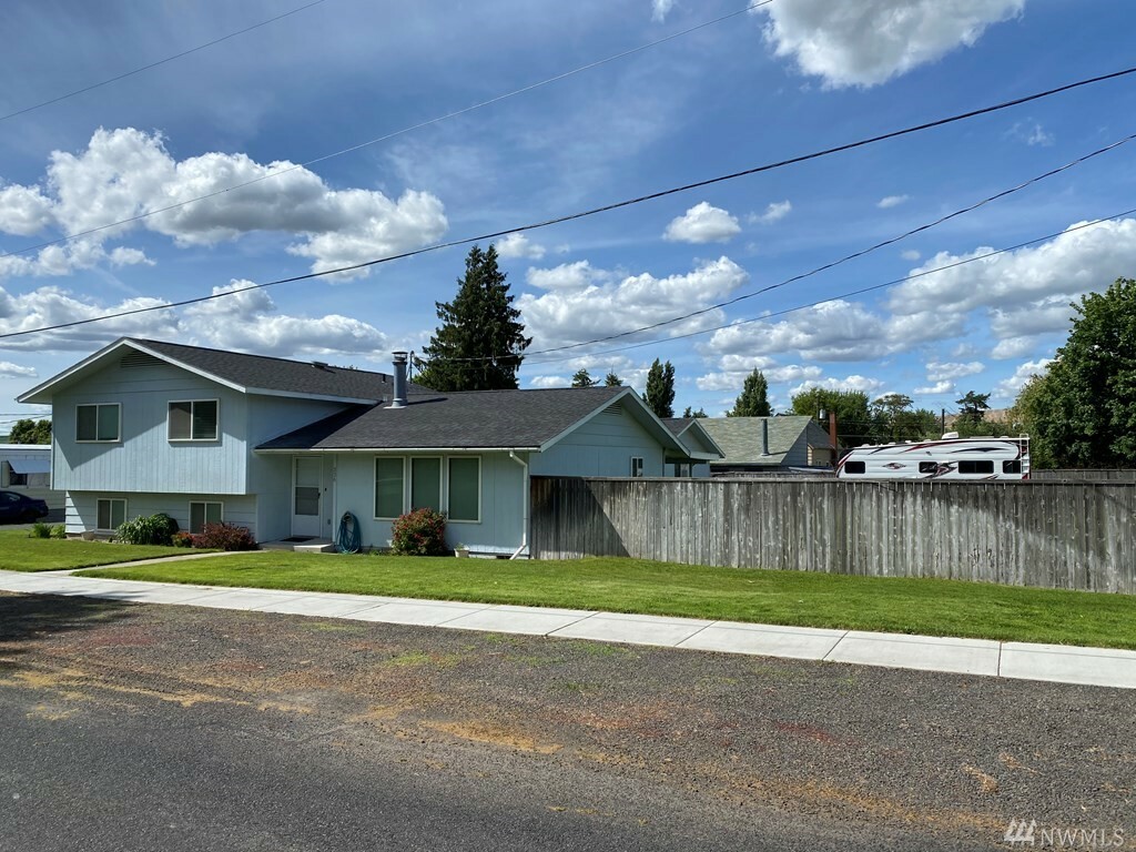 Property Photo:  336 W Fifth St  WA 99361 