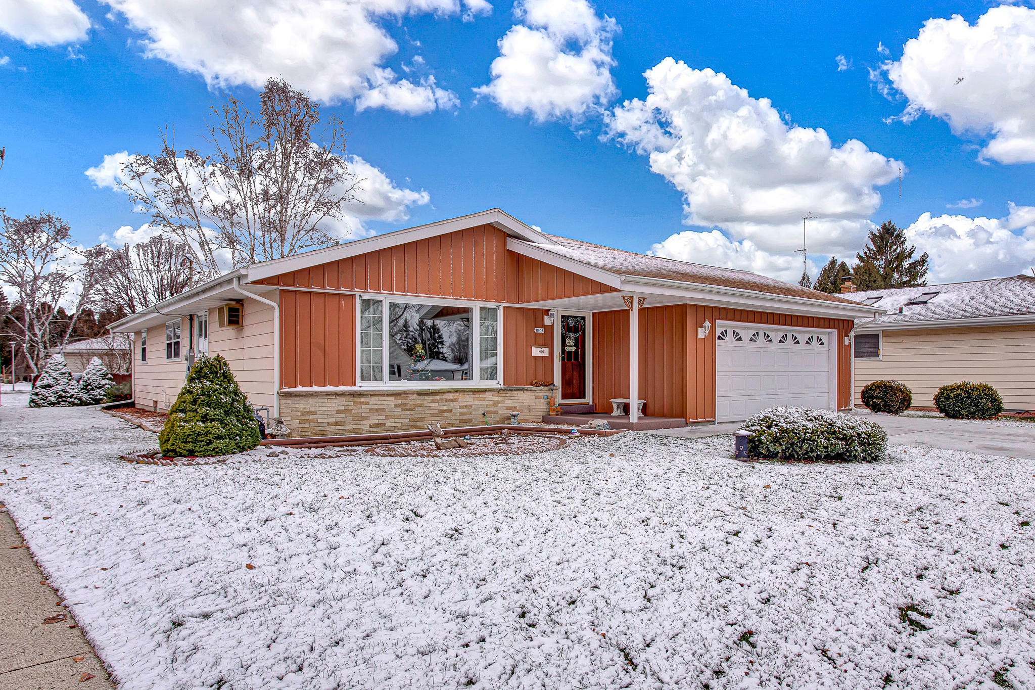 Property Photo: 1905 Iowa Ave WI 53081