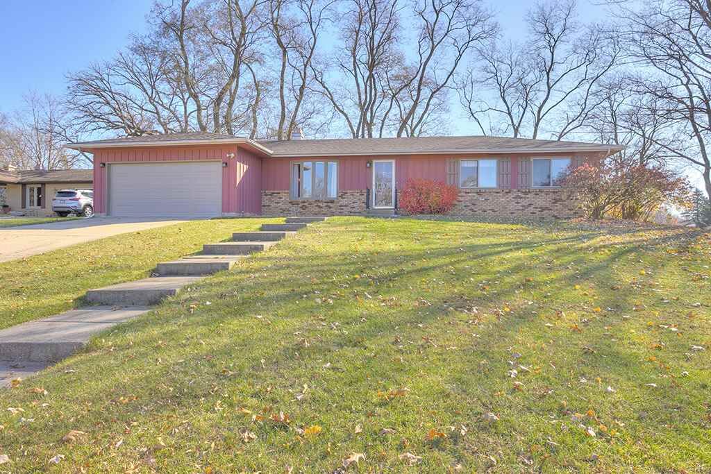 Property Photo:  1749 Oak Leaf Drive  IL 61080 