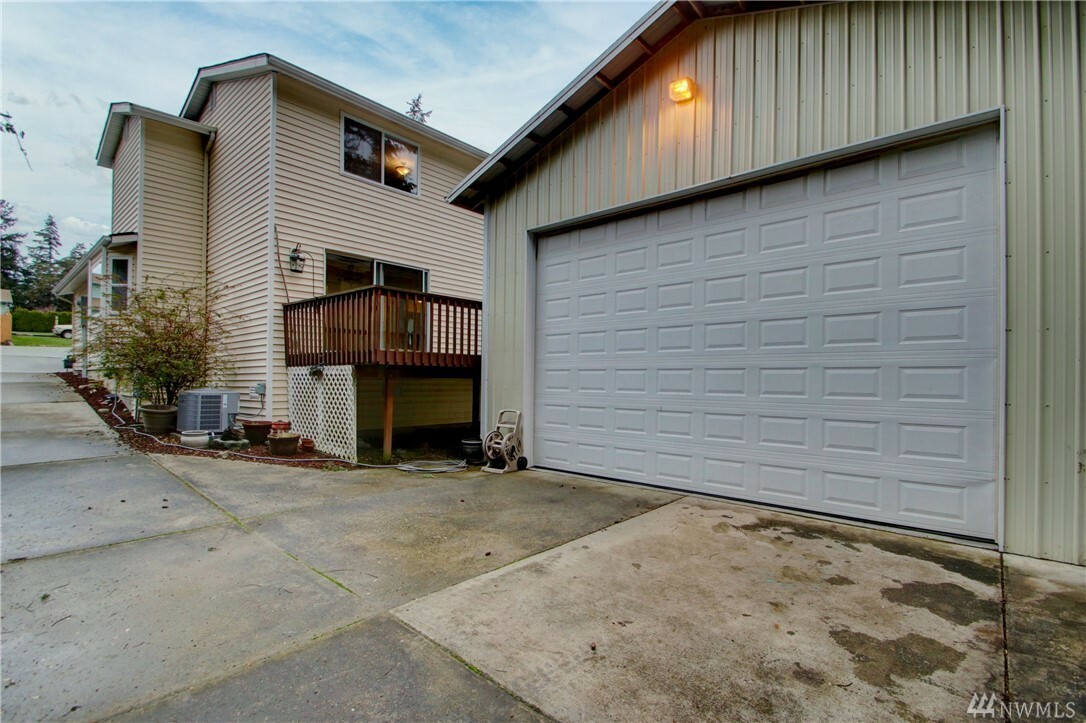 Property Photo:  1096 NE Taftson St  WA 98277 