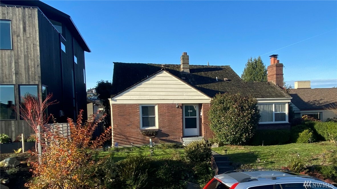 Property Photo:  2115 Montvale Ct W  WA 98199 