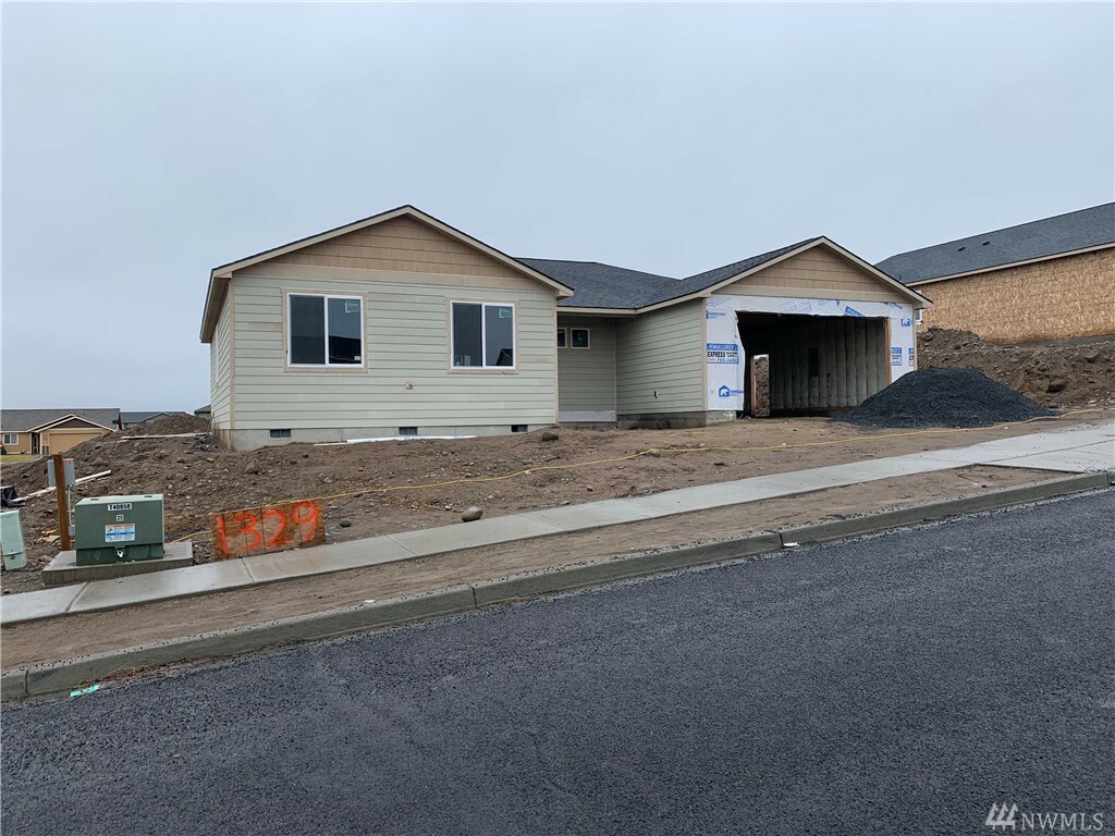 1329 W Bonneville St  Moses Lake WA 98837 photo