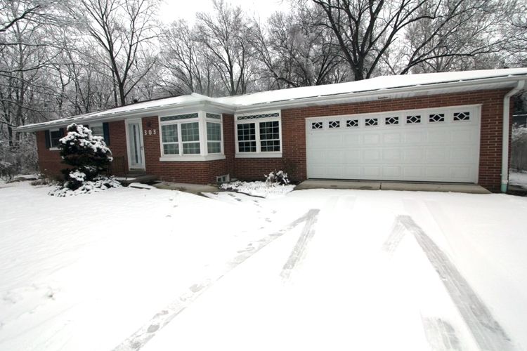 Property Photo:  303 E Lyndale  IL 61614 