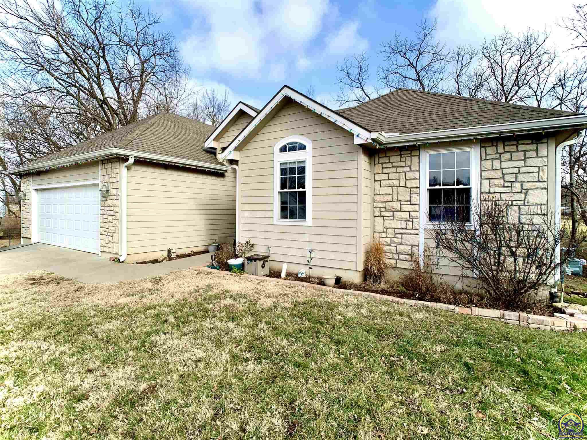 4106 SE Oakwood Ct  Topeka KS 66609 photo