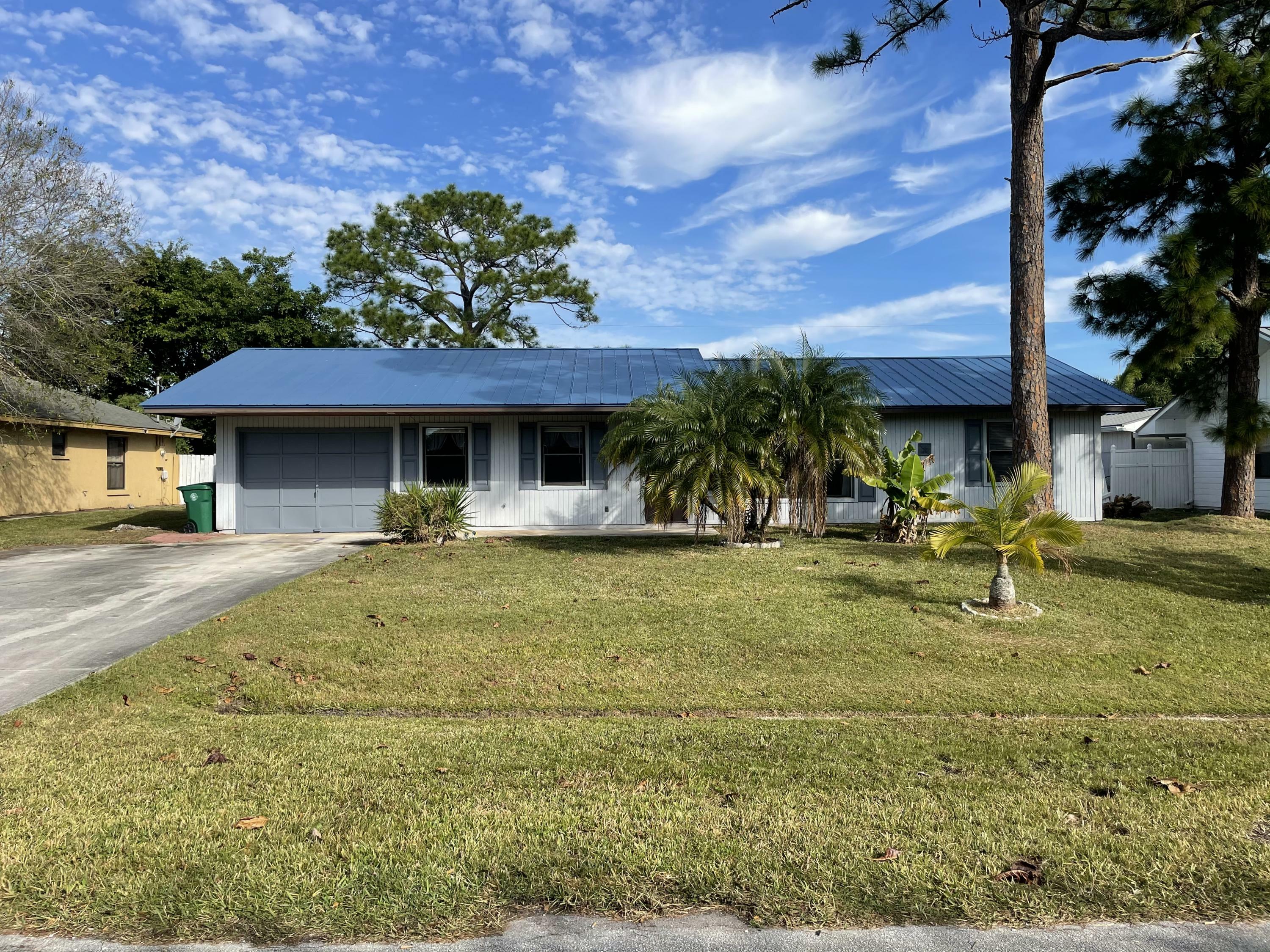 Property Photo:  949 SE Breakwater Avenue  FL 34983 