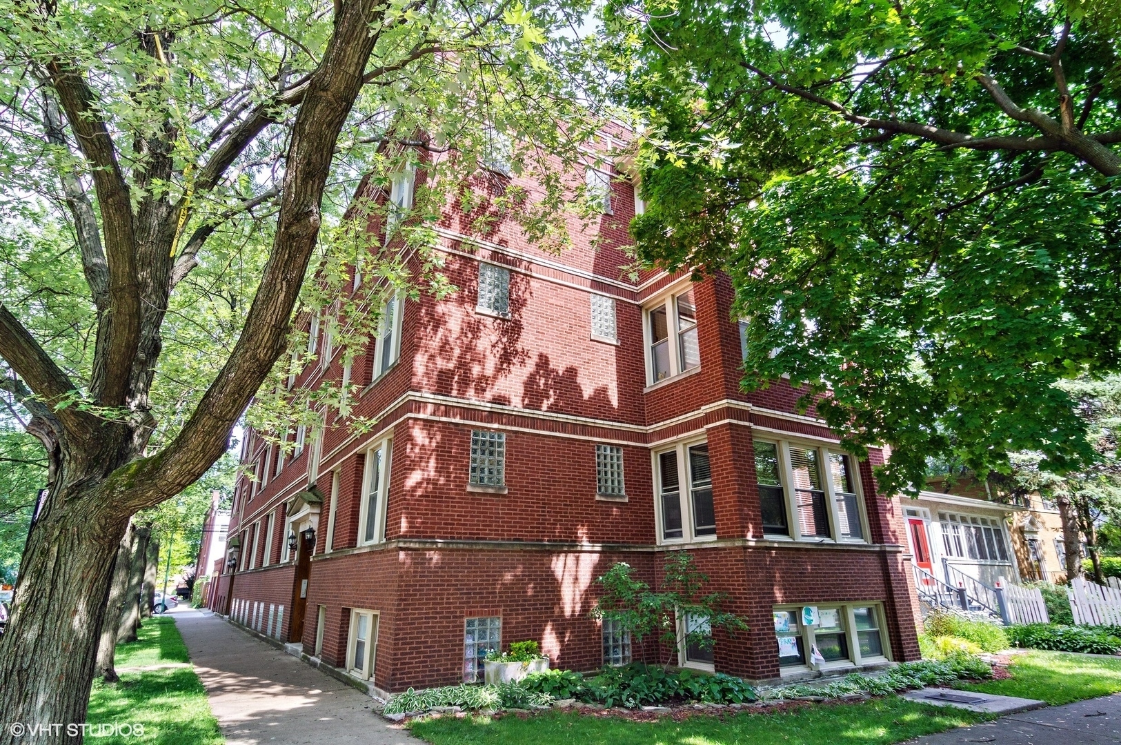 Property Photo: 3621 W Byron Street 4B IL 60618