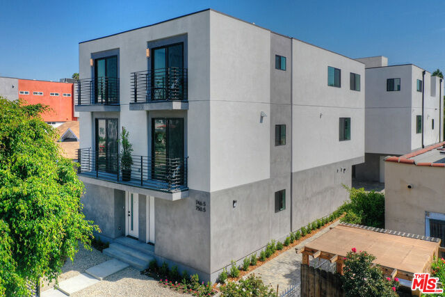 Property Photo:  746 N Ridgewood Pl  CA 90038