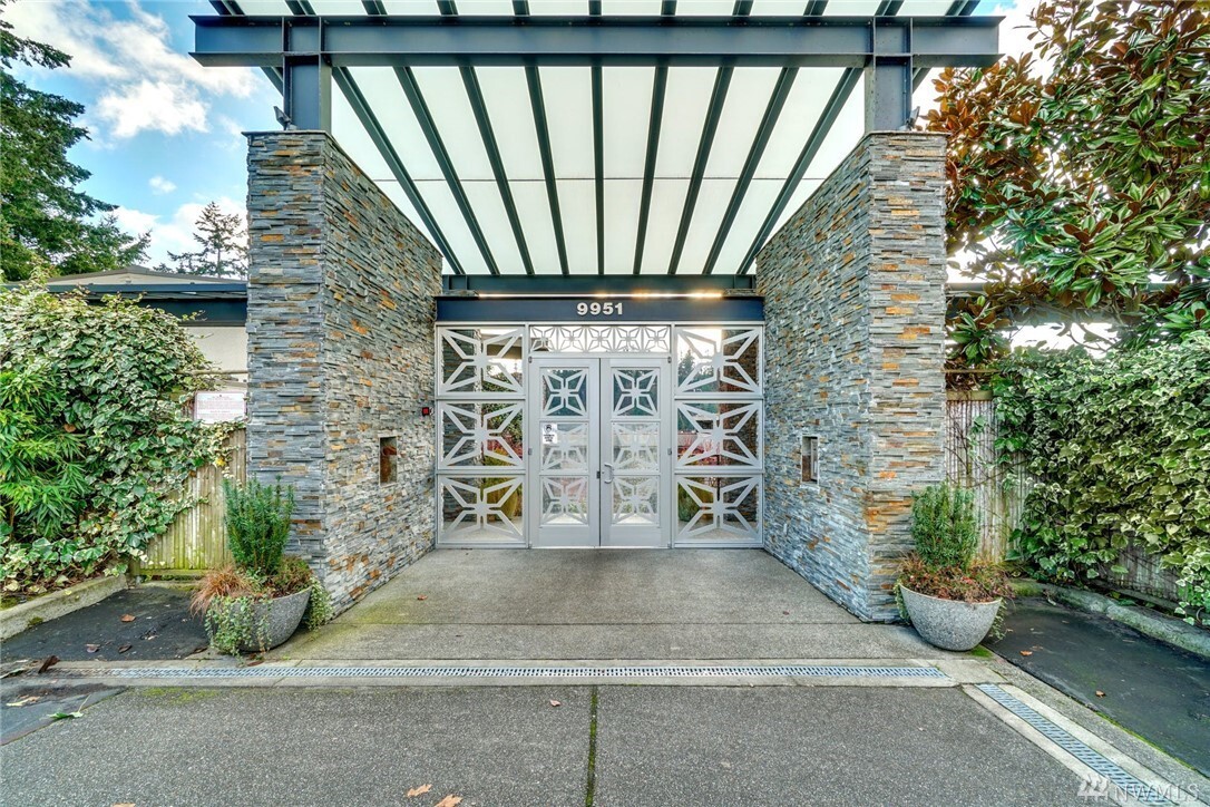 Property Photo: 9951 Lake Washington Blvd NE 47 WA 98004