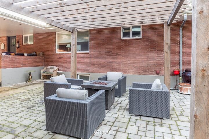 Property Photo: 292465 Highway 101 WA 98376