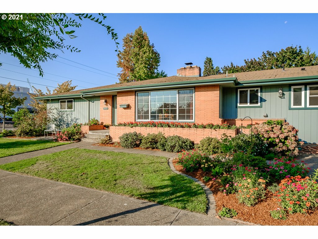 Property Photo: 1100 NW 19th St OR 97330