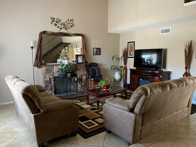 Property Photo:  120 Clark Court  CA 93033 