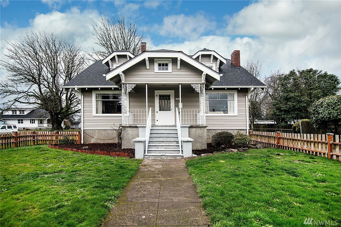 Property Photo:  1007 S 3rd Ave  WA 98626 