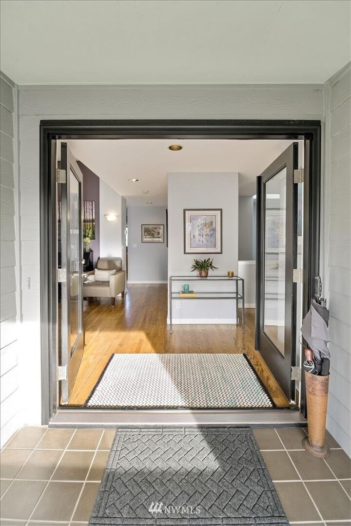 Property Photo: 569 Hemlock Way WA 98020