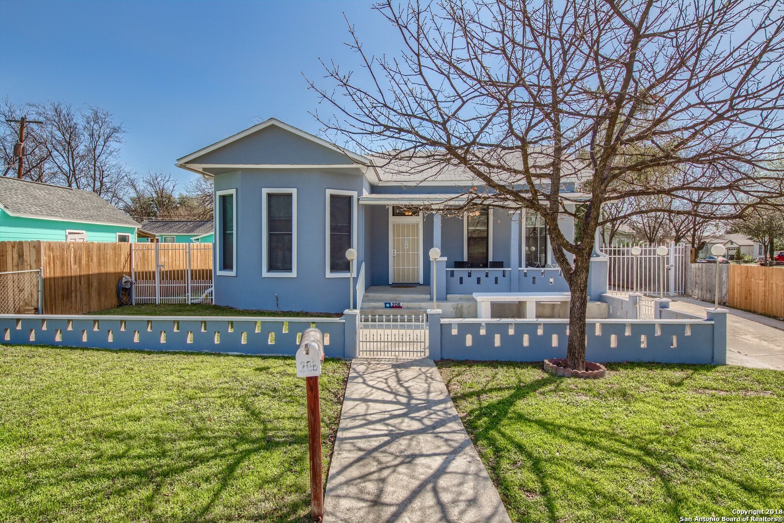 Property Photo: 206 N Josephine Tobin Dr TX 78201
