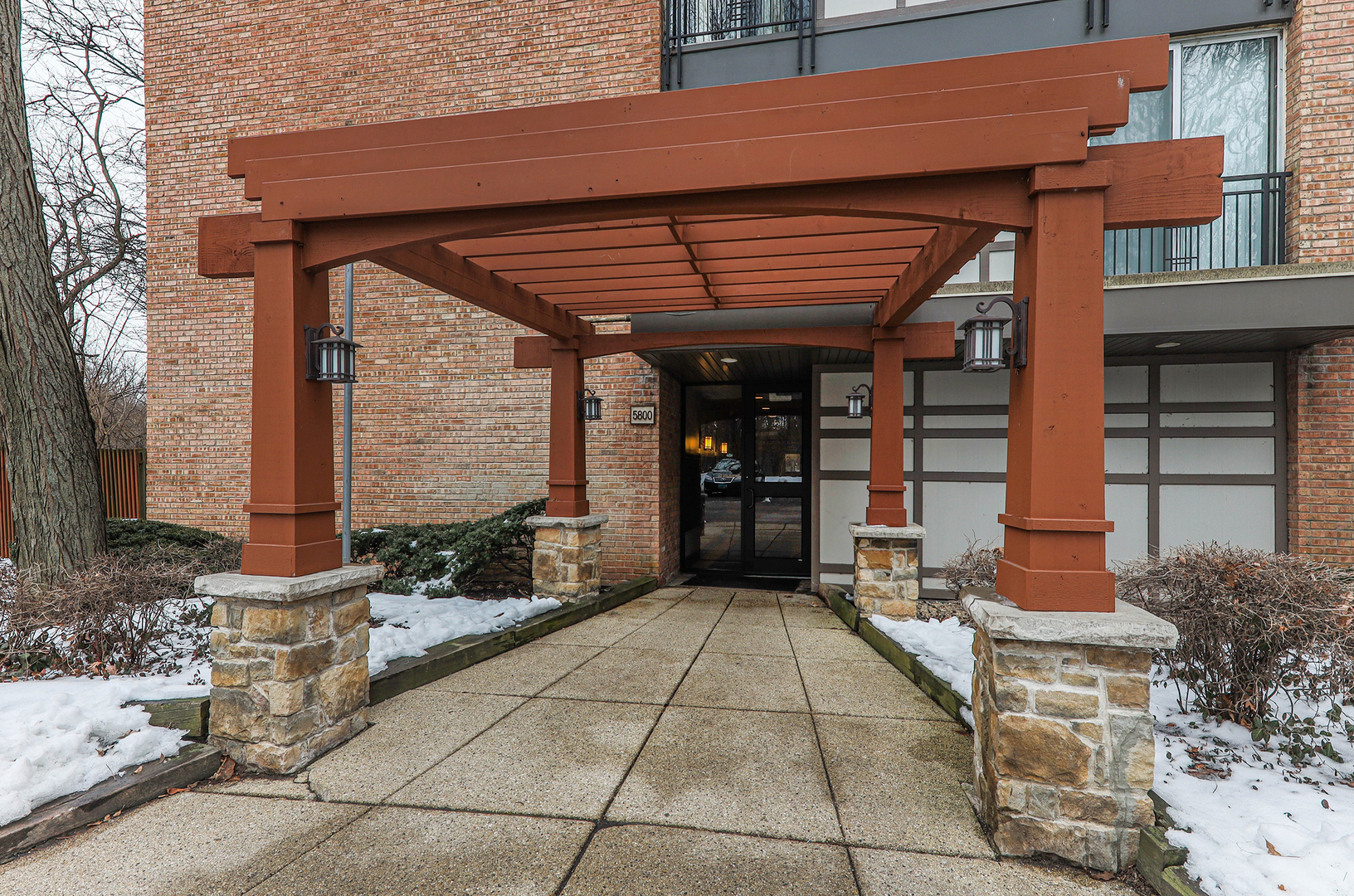 Property Photo:  5800 N Oakwood Drive 2J  IL 60532 