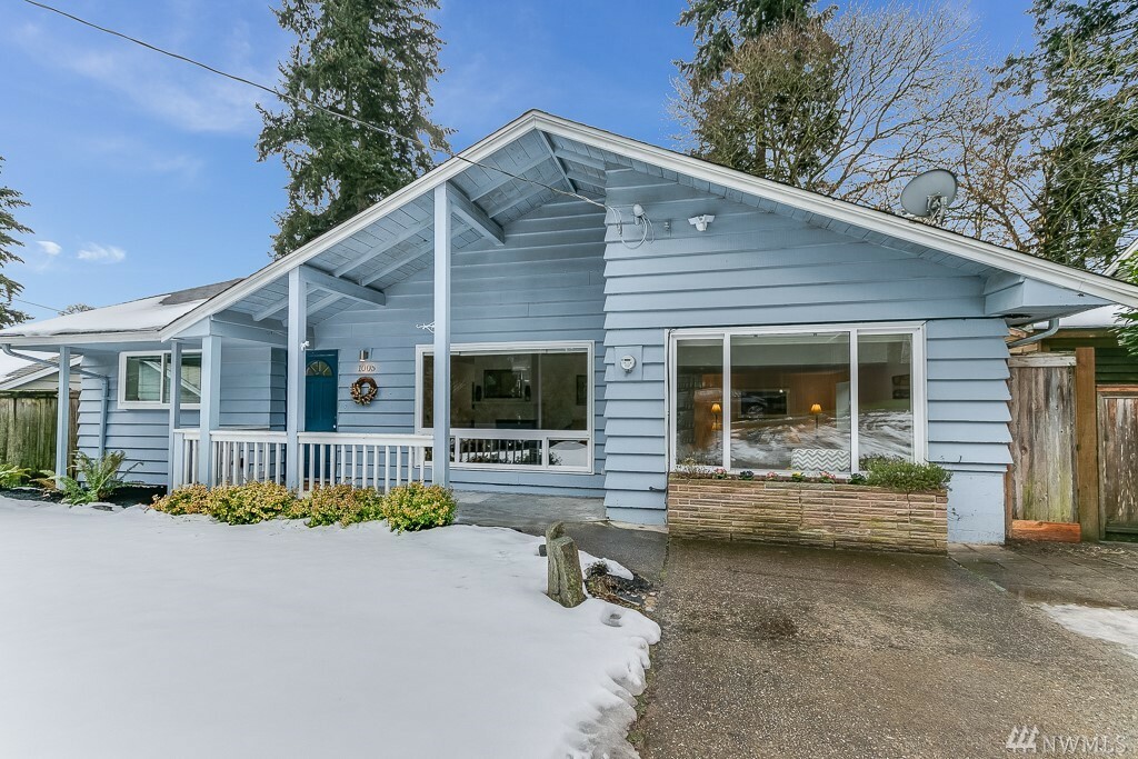 Property Photo: 1005 NE 126th St WA 98125