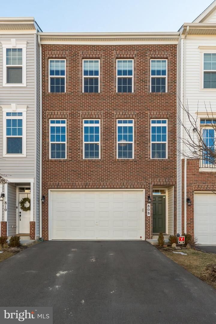 Property Photo: 808 Savile Row Terrace VA 20132