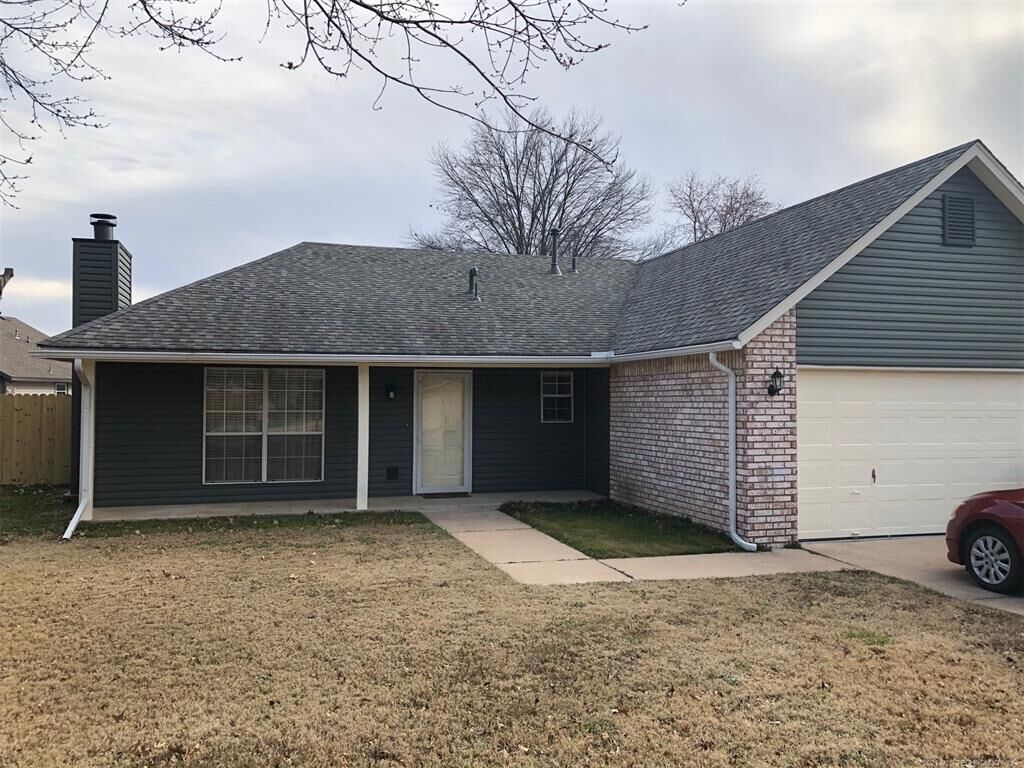 Property Photo: 1313 W Roanoke Street OK 74011
