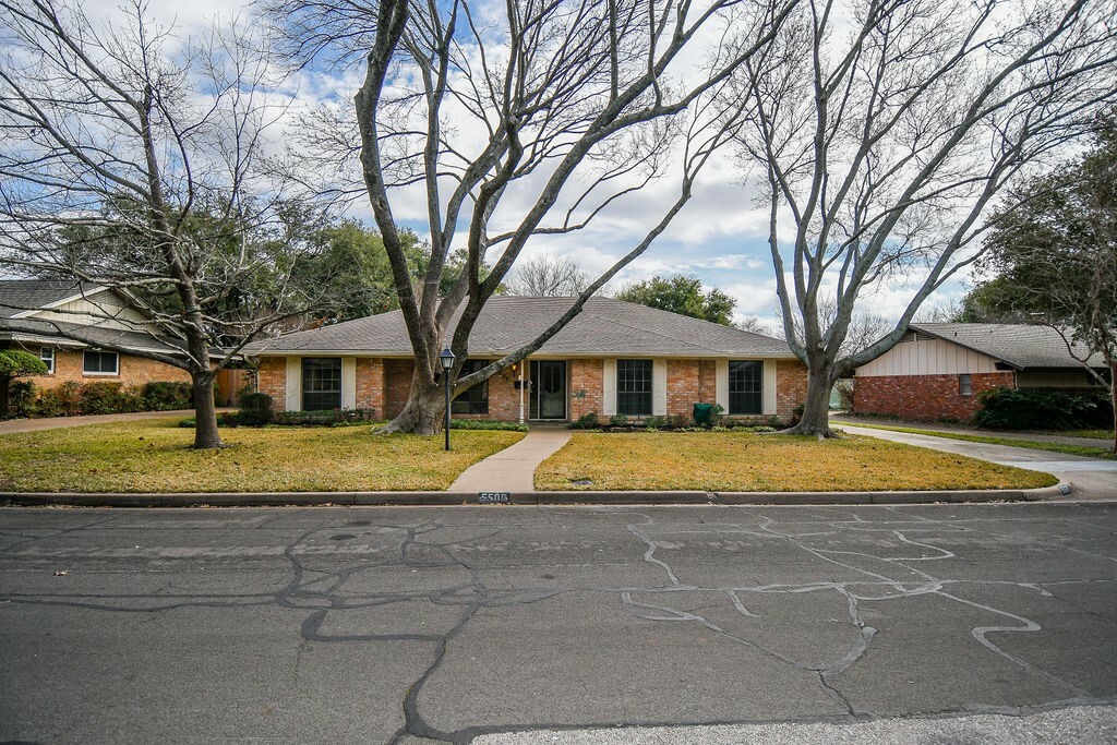 Property Photo:  5506 Lake Jackson Drive  TX 76710 