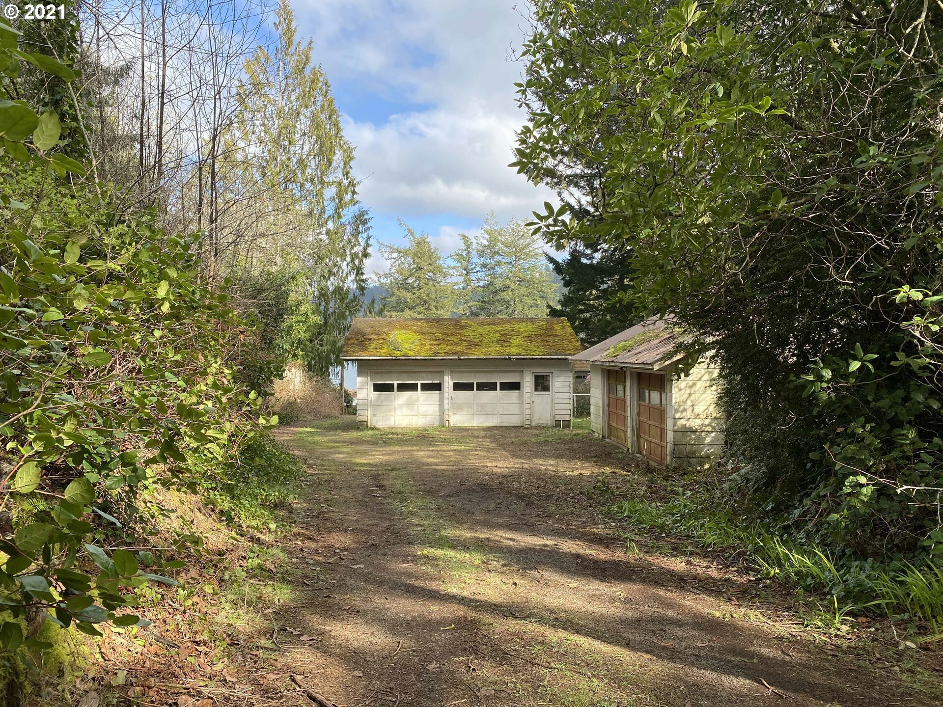 Property Photo: 88808 Lakewood Ave OR 97439