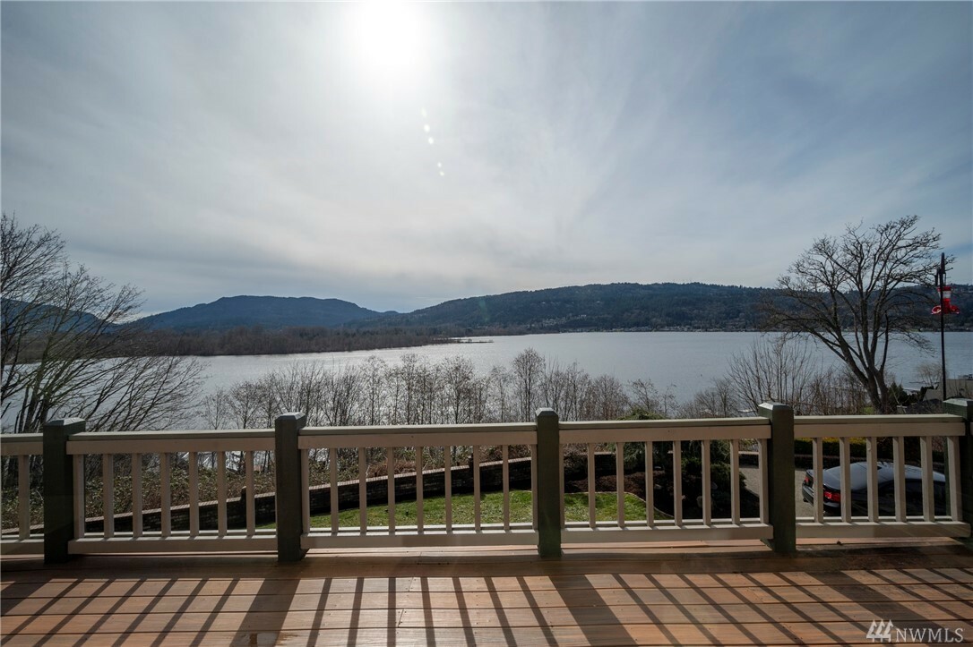 Property Photo: 4206 E Lake Sammamish Pkwy SE WA 98075