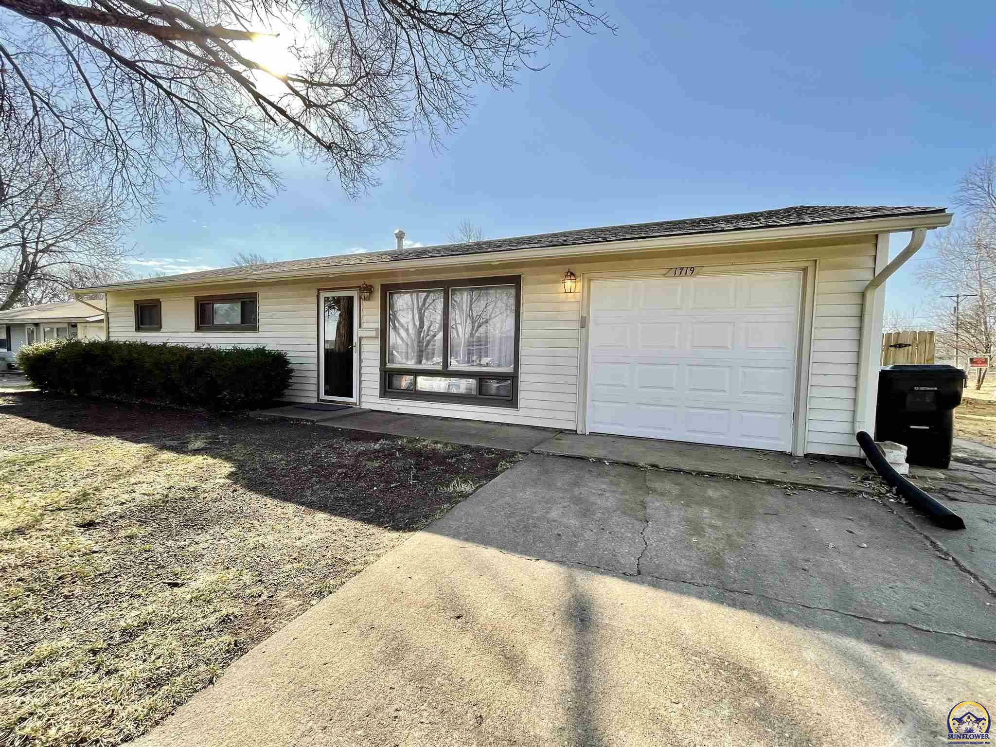 Property Photo:  1719 SE 29th Ter  KS 66605 