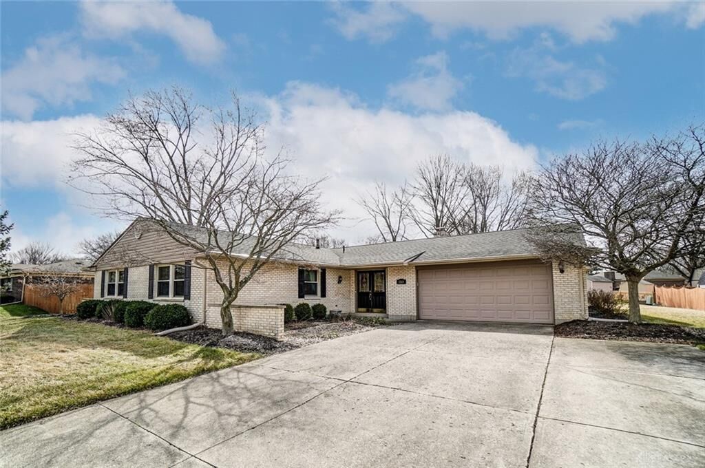 Property Photo: 1160 Kentshire Drive OH 45459