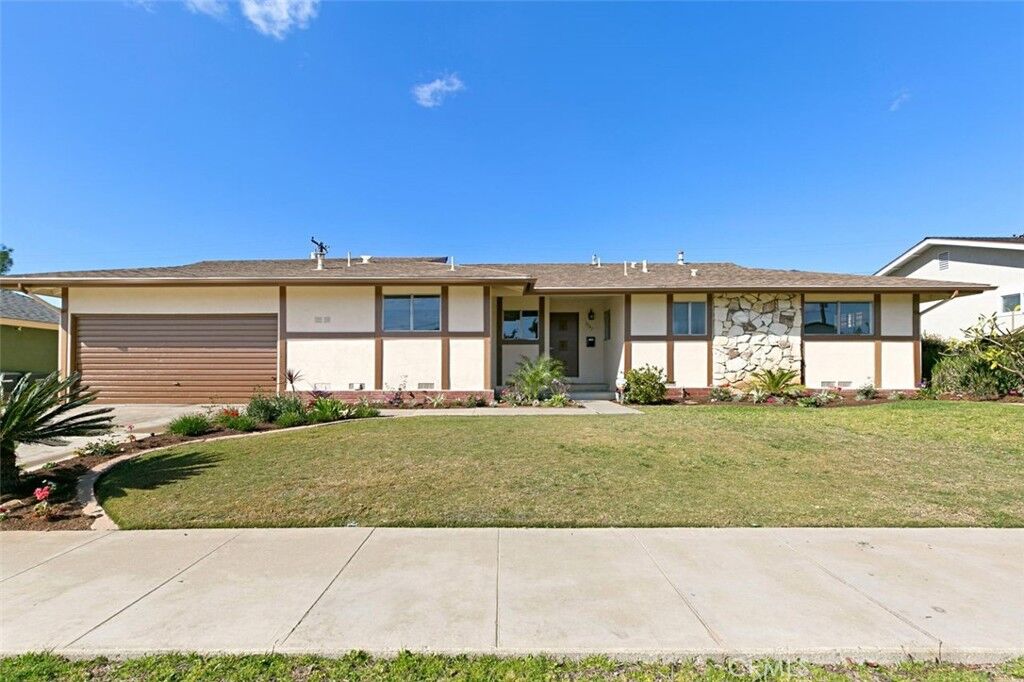 Property Photo: 2243 E Parkside Avenue CA 92867
