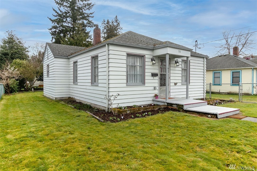 Property Photo:  510 3rd Ave S  WA 98032 